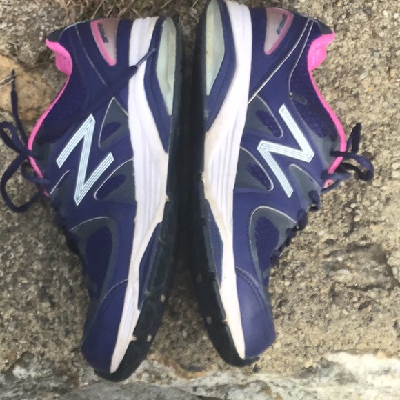 tennis shoes with roll bar